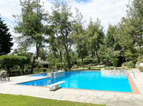 Peekaboo Shared Pool Villa