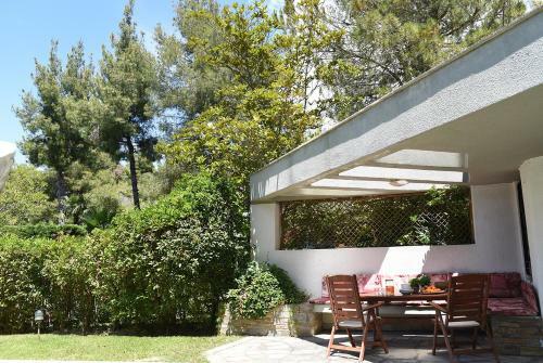 Peekaboo Shared Pool Villa
