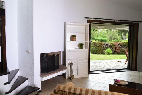 Peekaboo Shared Pool Villa