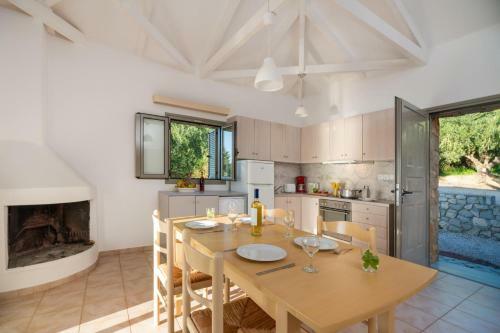 Gialova Villa Sleeps 4 Pool Air Con Wifi
