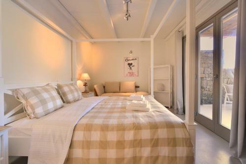 Villa In Elia Sleeps 8 With Pool And Air Con