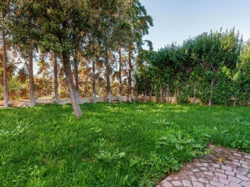 Pleasant Holiday Home In Chalcis With Garden