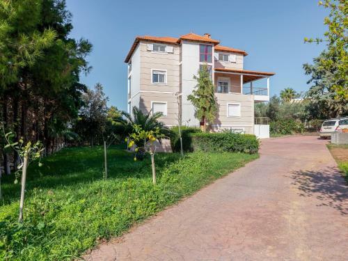Pleasant Holiday Home In Chalcis With Garden