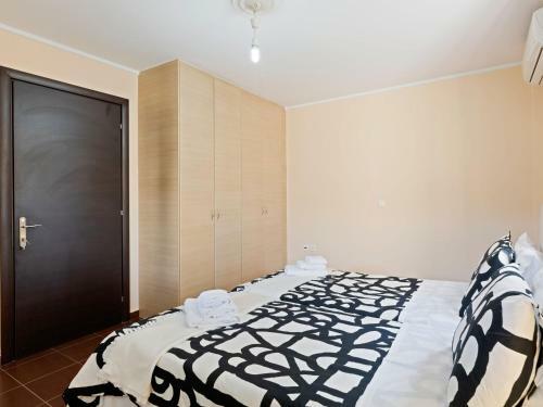 Pleasant Holiday Home In Chalcis With Garden