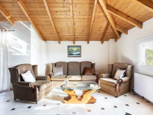 Pleasant Holiday Home In Chalcis With Garden