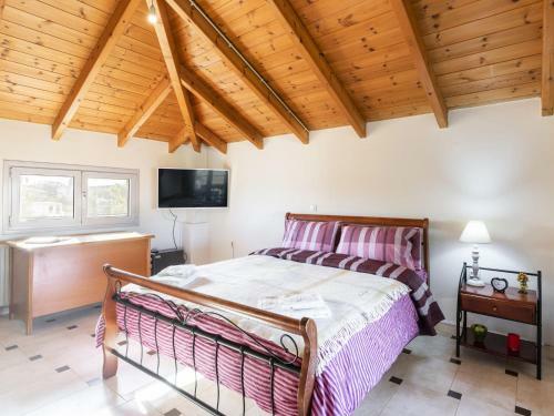 Pleasant Holiday Home In Chalcis With Garden