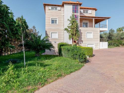Pleasant Holiday Home In Chalcis With Garden