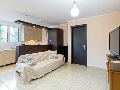 Pleasant Holiday Home In Chalcis With Garden