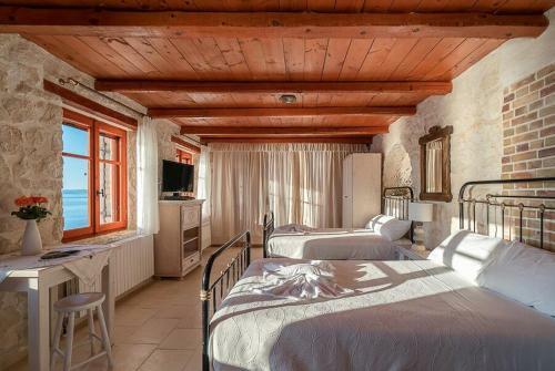 Korithi Villa Sleeps 9 With Pool Air Con And Wifi