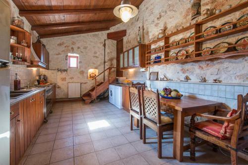Korithi Villa Sleeps 9 With Pool Air Con And Wifi