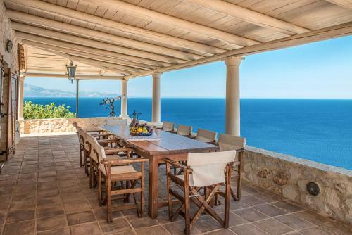Korithi Villa Sleeps 9 With Pool Air Con And Wifi