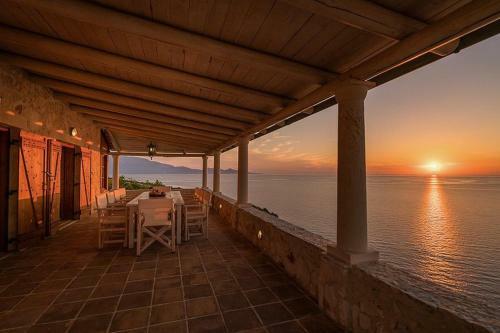 Korithi Villa Sleeps 9 With Pool Air Con And Wifi