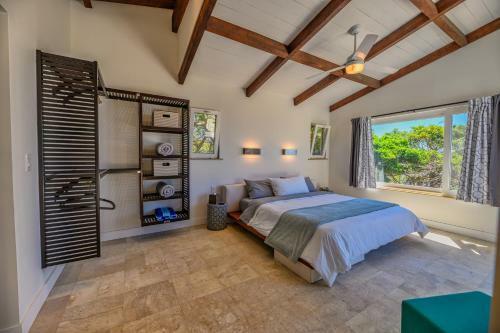 Villa Topaz Above West Bay With 180 Degree Views!
