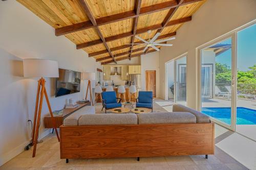Villa Topaz Above West Bay With 180 Degree Views!