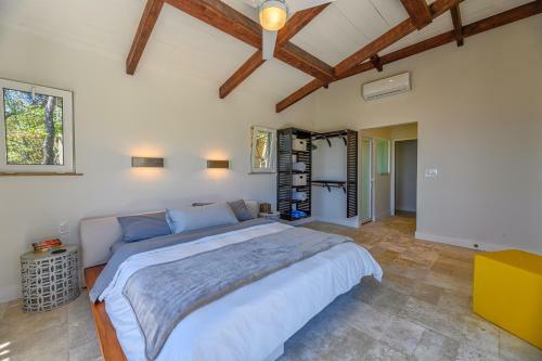 Villa Topaz Above West Bay With 180 Degree Views!