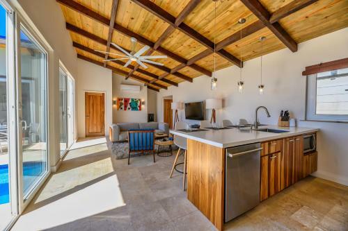 Villa Topaz Above West Bay With 180 Degree Views!