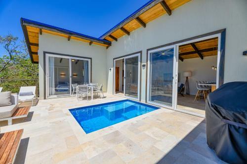 Hostal Villa Topaz Above West Bay With 360 Degree Views!