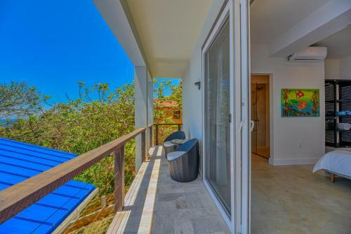 Hostal Villa Topaz Above West Bay With 360 Degree Views!