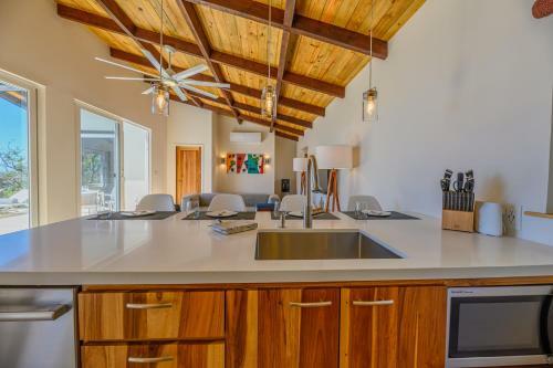 Hostal Villa Topaz Above West Bay With 360 Degree Views!