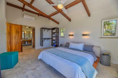 Hostal Villa Topaz Above West Bay With 360 Degree Views!