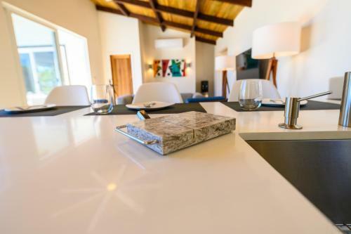Hostal Villa Topaz Above West Bay With 360 Degree Views!
