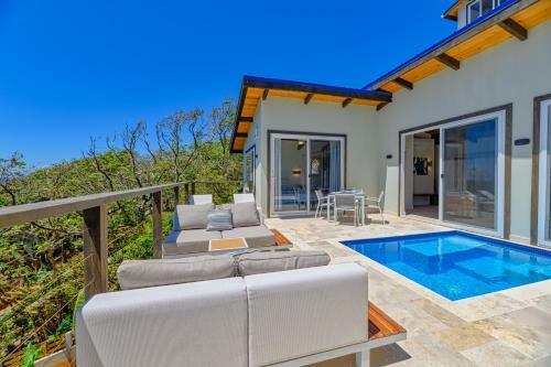 Hostal Villa Topaz Above West Bay With 360 Degree Views!