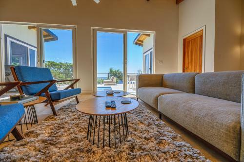 Hostal Villa Topaz Above West Bay With 360 Degree Views!