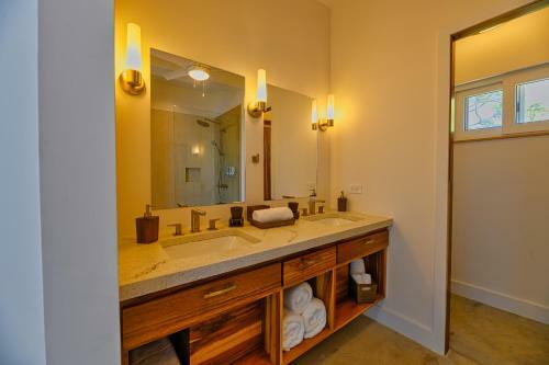Hostal Villa Topaz Above West Bay With 360 Degree Views!