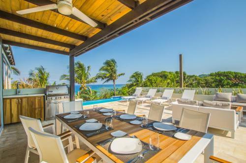 Hostal Villa Topaz Above West Bay With 360 Degree Views!