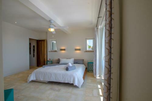 Hostal Villa Topaz Above West Bay With 360 Degree Views!