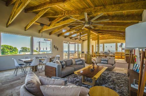 Hostal Villa Topaz Above West Bay With 360 Degree Views!