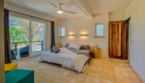 Hostal Villa Topaz Above West Bay With 360 Degree Views!