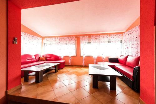 Hostal Apartments Karen