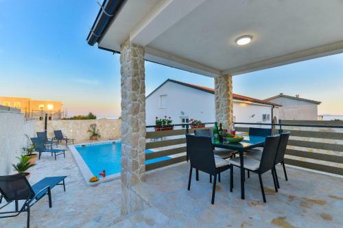 Crowonder Smile Villa
