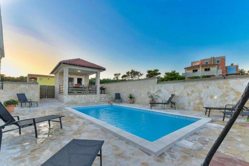 Crowonder Smile Villa