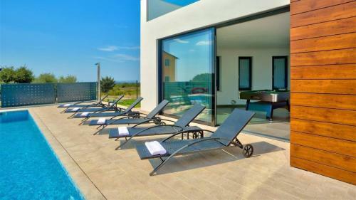 Hostal Eco-friendly Villa Aria With A Pool And A Party Room