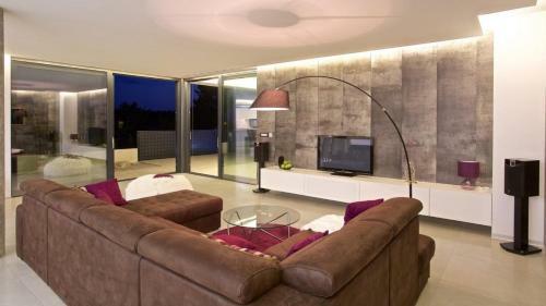 Hostal Eco-friendly Villa Aria With A Pool And A Party Room