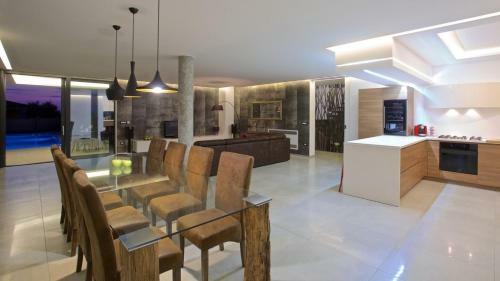 Hostal Eco-friendly Villa Aria With A Pool And A Party Room
