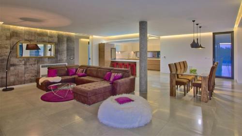 Hostal Eco-friendly Villa Aria With A Pool And A Party Room