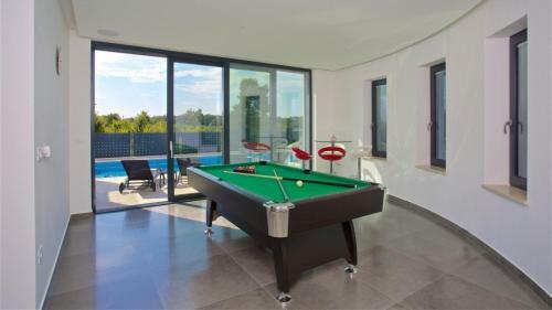 Hostal Eco-friendly Villa Aria With A Pool And A Party Room