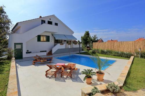 Villa With Pool Beatrix