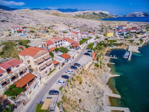 Hostal Beautiful Beachfront Apartments Komesic