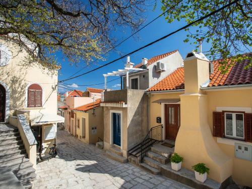 Adorable Holiday Home Located Near The Beach !