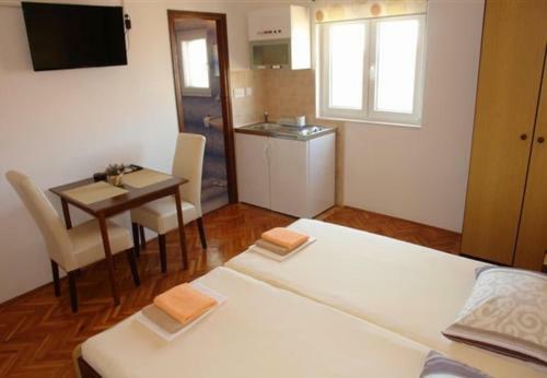 Hostal Apts And Rooms Ognjen- Family Friendly