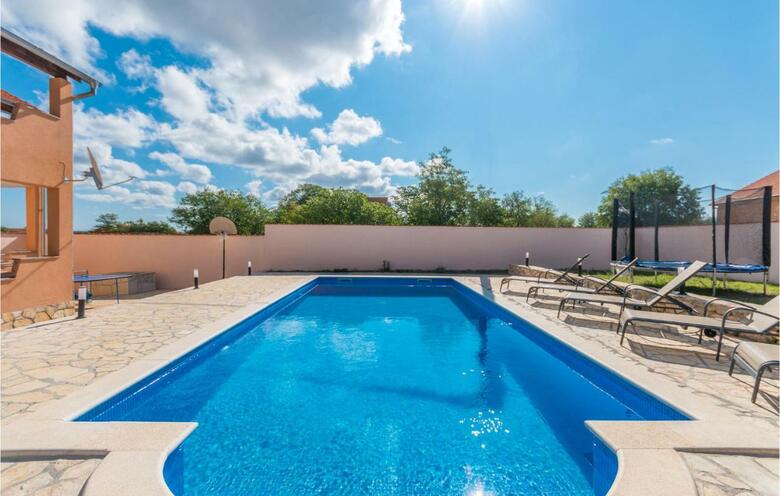 Five-bedroom Holiday Home In Biograd Na Moru