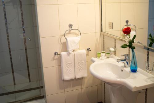 Corniche Suites Hotel