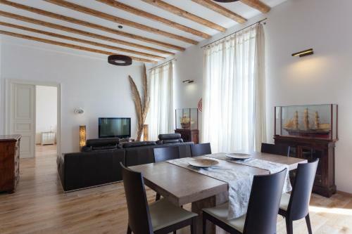 Luxury Beachfront Apartment Banje