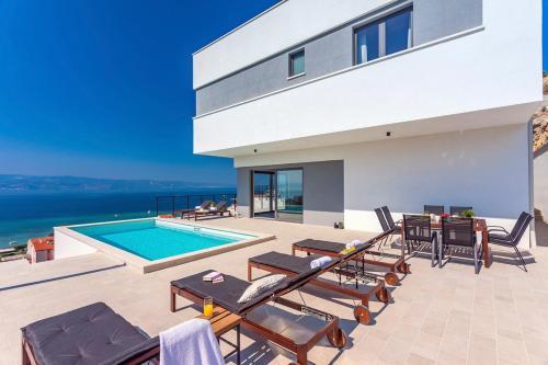 Duce Villa Sleeps 8 With Pool