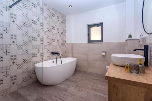Duce Villa Sleeps 8 With Pool