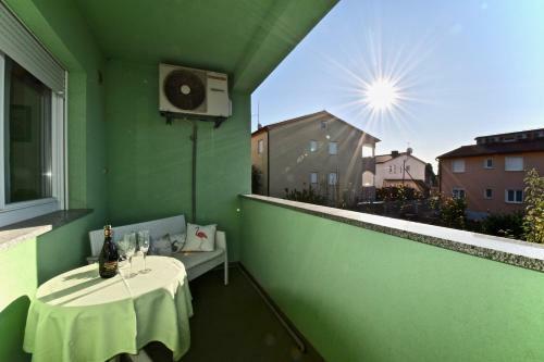 Hostal Sea View Apartments Near The Beach